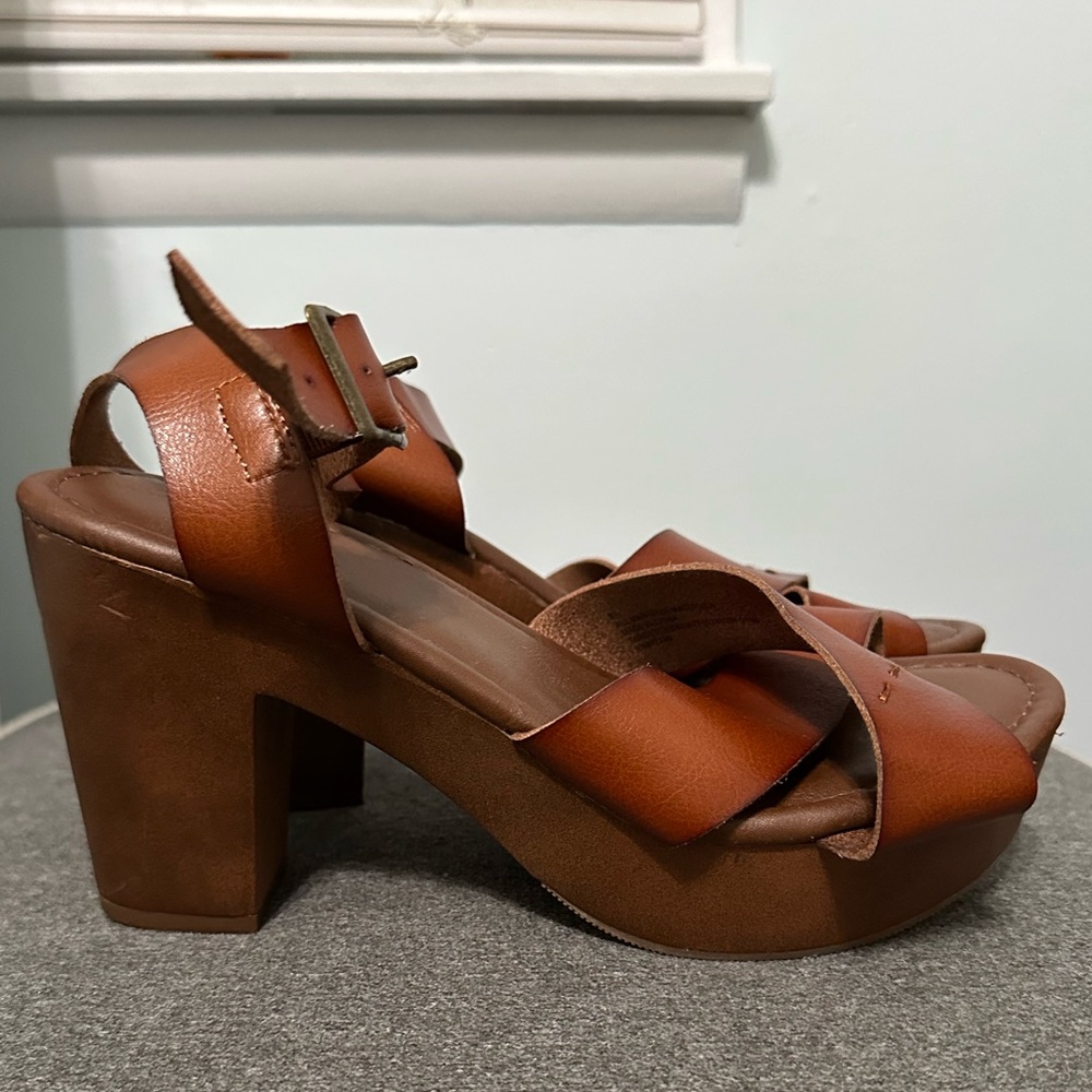 UNIVERSAL THREAD PLATFORM HEELS SIZE 8.5
